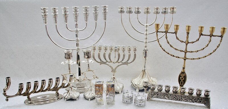 Kandelaars (Menorahs, Chanukia's en Shabbatskandelaars)