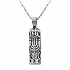 Mezuzah / Mezoeza zilveren hangertje met Menorah dessin waarin tussen de openingen een documentje zichtbaar is met de tekst uit