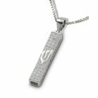 Mezuzah / Mezoeza hangertje, strak vierkant design zilveren hangertje met de letter Sjin die staat voor Shaddai (Almachtige)