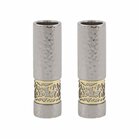 Shabbats kandelaars rond van gehamerd zwaar metaal in zilverkleur met een strook van goudkleurig metaal met een uitsparing in de vorm van granaatappels van Yair Emanuel 