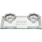 Shabbats kandelaars op schotel, prachtige set van glas met de tekst: Shabbat wejom tov (Shabbat en Hoogtijdag)