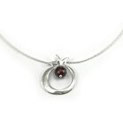 Granaatappelhangertje, Prachtig handgemaakt zilveren hangertje met garnet steentje, inclusief zilveren ketting uit het atelier 