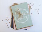Kaarten set van 3 Hebreeuwse kaarten met envelop met Mazal Tov, Chag Sameach, Toda Raba met Krans design van Ahavah design