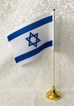 Israel vlag van acryl vlaggenstof op een houten stokje inclusief goudkleurige tafelstandaard 