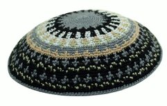Keppeltje / Kippah, gehaakt met ingewerkt patroon van mooi fijn DMC garen in de kleuren zwart,grijs en bruin, 19 cm doorsnee