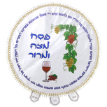 Pesach set van wit satijn met kleurrijke print van druiventrossen en wijn en Hebreeuwse teksten die met Pesach te maken hebben