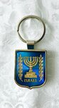 Grote zilverkleurige / blauw metallic sleutelhanger met het symbool van Israel, de Knesset Menorah in goud/geel