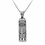 Mezuzah / Mezoeza zilveren hangertje met Menorah dessin waarin tussen de openingen een documentje zichtbaar is met de tekst uit