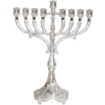 Verzilverde Chanukah Menorah, Chanoekia, klein model met sierlijke afwerking. Afmeting: van 21 cm hoog en 16 cm breed.