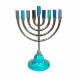 Chanukah Menorah, mooi uitgevoerde Chanoekia van Yair Emanuel uitgevoerd in mat zilverkleur met cups in verschillende blauwtint