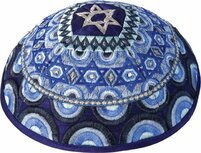 Keppeltje / Kippah van Yair Emanuel geborduurd met fantasiepatroon en Davidsterren in blauwtinten en zilver