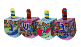 Dreidel van hout met leuke decoratie 4,5 cm hoog. Deze leuke dreidels worden assorti geleverd en u kunt op de foto zien hoe ze 