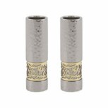 Shabbats kandelaars rond van gehamerd zwaar metaal in zilverkleur met een strook van goudkleurig metaal met een uitsparing in de vorm van granaatappels van Yair Emanuel 