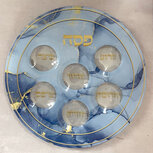 Seder schaal van gehard glas met mooi blauw/goud marmer effect. De namen van gerechtjes staan in het Hebreeuws vermeld.