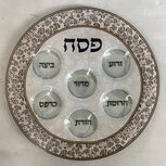 Seder schaal van gehard glas met mooie decoratie in bruintinten. De namen van gerechtjes staan in het Hebreeuws vermeld