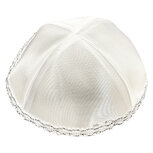keppeltje / kippah, chique wit satijn met bescheiden zilveren borduursel langs de rand.