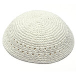 Keppeltje / Kippah gehaakt met gaatjes patroon in effen wit. Doorsnee 18 cm.