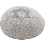 Keppeltje /  kippah, wit gehaakt met in zilver geborduurde Davidster 
