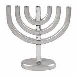 Prachtige Aluminium 7-armige Menorah van Yair Emanuel in zilverkleur. 