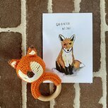 Ansichtkaart + Gehaakt vosje - God is altijd bij jou!