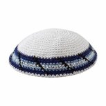 Keppeltje / Kippah wit gehaakt van katoen met fantasierand in twee kleuren blauw