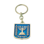 Grote ge&euml;mailleerde sleutelhanger met het symbool van Israel, de Knesset Menorah in zilverkleur. Een kant blauw en een k