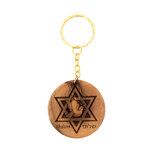 Sleutelhanger van olijfhout met de vredesduif, deze vliegt voorbij de Davidster en de tekst Shalom