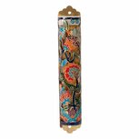Mezuzah met veelkleurige bloemen van Yair Emanuel van metaal.