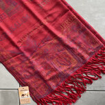 Sjaal uit Israel rood gekleurd in combinatie met prachtige kleurige tinten uit Jeruzalem van kasjmier