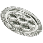 Mooie Seder schaal, verzilverd. Met een sierlijk reli&euml;f rondom. Bij elke uitsparing staan in Hebreeuws en Engels de vers