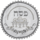Mooie neutrale Matze cover van satijn met prachtig borduursel van Pesach items in zilver, zoals matzes en kiddushbekers
