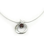 Granaatappelhangertje, Prachtig handgemaakt zilveren hangertje met garnet steentje, inclusief zilveren ketting uit het atelier 