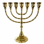 Menorah, prachtige vergulde Menorah in medium maat met grote cups van 2,1 cm dus geschikt voor normale dinerkaarsen. 26 cm hoog