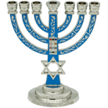 Mooie zilveren met blauwe Menorah gedecoreerd met de Borstplaat van de Hogepriester 13,5 cm hoog