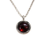 Prachtig handgemaakt zilveren hangertje met garnetsteen, inclusief zilveren ketting uit het atelier van Ruth Doron