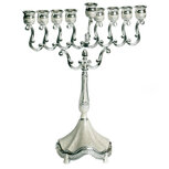 Kleine Chanukah Menorah / klassiek model uitgevoerd in nikkel. Afmeting 20,5 x 17 cm