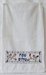 Gastendoekje van Yair Emanuel met borduursel met granaatappels en de tekst Shabbat Shalom in het Hebreeuws.