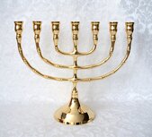 Menorah-/-Menora,-vergulde-Menorah-van-een-uitstekende-glanzende-kwaliteit-in-een-medium-maat-19-cm-hoog-en-23-cm-breed