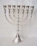 Menorah, prachtige verzilverde Menorah in medium maat met grote cups van 2,1 cm dus geschikt voor normale dinerkaarsen. 26 cm h