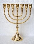 Menorah, prachtige vergulde Menorah in medium maat met grote cups van 2,1 cm dus geschikt voor normale dinerkaarsen. 26 cm hoog en 21 cm breed