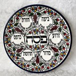 Seder schaal van Armeens aardewerk. De namen van gerechtjes staan in het Hebreeuws en Engels vermeld