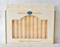 Shabbats kaarsen, kosher en handgemaakt in Safed verpakt per 12 stuks. Ecru met reli&euml;f