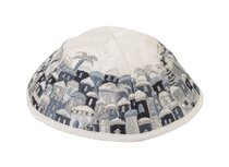 Keppeltje van Yair Emanuel in witte ruwe zijde met een brede zwart/grijs geborduurde rand in Jeruzalem patroon 