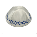 Keppeltje, mooie kwaliteit wit satijnen Kippah met blauw geborduurde Davidsterren langs de rand