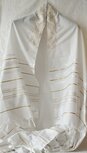 Prachtige grote Tallit (gebedsmantel) wit met gouden ingeweven strepen en borduursel van goud.  