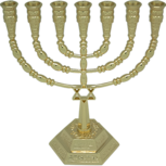 Mooi ontworpen goud kleurige Menorah met Davidster klein model van 15 cm hoog en 13,8 cm breed