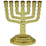 Klassiek model goud kleurige Menorah gedecoreerd met de Borstplaat van de Hogepriester en afbeeldingen van Jeruzalem 16 x 11,5 