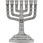 Klassiek model zilver kleurige Menorah gedecoreerd met de Borstplaat van de Hogepriester en afbeeldingen van Jeruzalem 16 x 11,