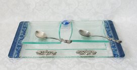 Handgemaakt glazen Charoset/Mierikswortel set bestaande uit schotel met 2 vierkante schaaltjes in &#039;Israel&#039; blauw 