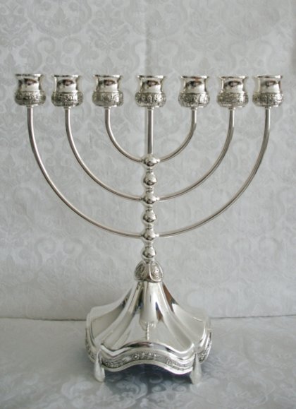 De Menorah / Menora (zevenarmige Joodse kandelaar, het van de staat Israel - webwinkel in Israel producten en Joods religieuze artikelen